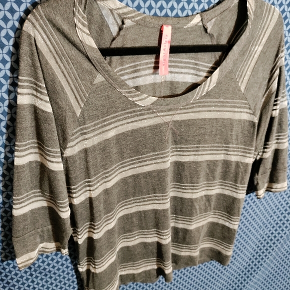Eight Sixty - Women's 2 tone grey, 3/4 sleeve top with vertical stripes. Size- M - Picture 4 of 6
